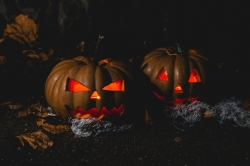 pexels-ifreestock-jackolanterns.jpg